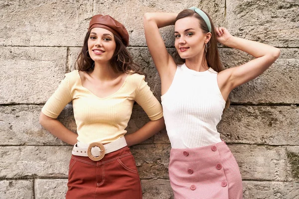 Retro vintage tarzı giymiş genç güzel kızlar eski Avrupa şehir yaşam tarzı zevk