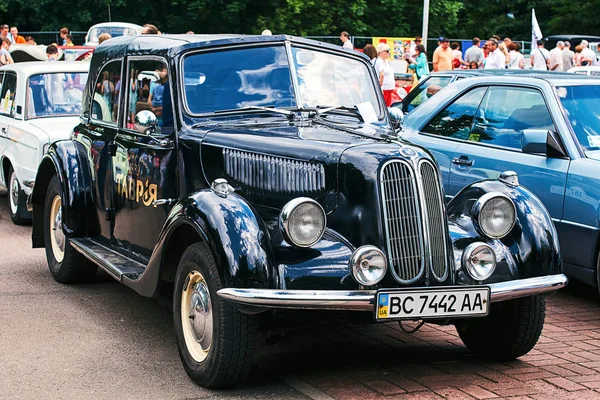 Чорний старий урожай шестициліндровий спортивний седан автомобіля BMW 335 — стокове фото