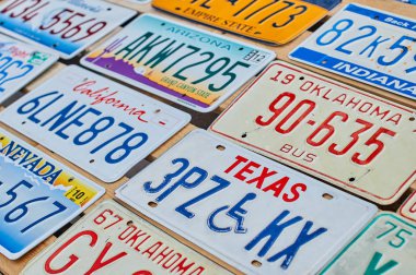Kaliforniya, Teksas, Arizona, Oklahoma gibi farklı ABD eyaletlerinden eski durdurulan araç plakaları veya araç plakaları.