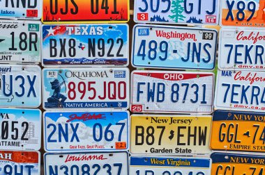 Kaliforniya, Teksas, Oklahoma, Güney Dakota, Louisiana, Washington, Ohio, New Jersey, Batı Virginia gibi farklı ABD eyaletlerinden eski durdurulan araç plakaları veya araç plakaları.