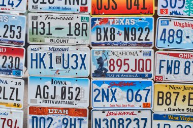 Teksas, Oklahoma, Güney Dakota, Louisiana, Tennessee, Missouri, Iowa, Utah gibi farklı ABD eyaletlerinden eski durdurulan araç plakaları veya araç plakaları.