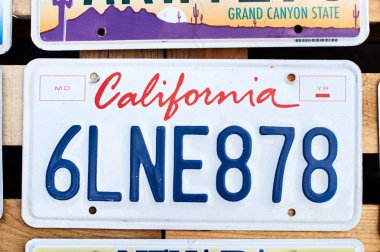 California ABD eyaletinden eski durdurulan araç plakası veya araç plaka numarası.