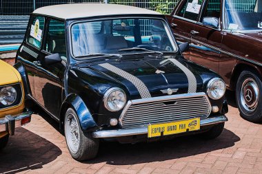 Eski vintage şık siyah mini Mark Vl araba sıyrılmış