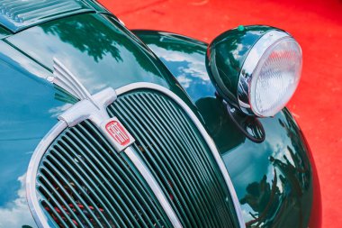 Kırmızı arka plan üzerinde eski vintage yeşil Fiat 500 Topolino araba Closeup