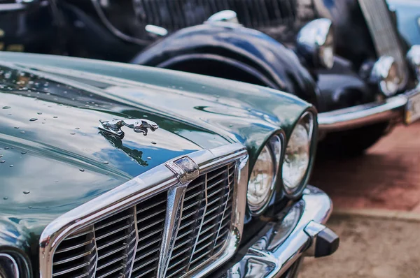 Vue rapprochée de la vieille bouteille vintage verte Jaguar XJ12 sortie vers 1975 en Angleterre . — Photo