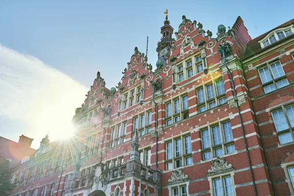 El edificio principal de la Universidad Tecnológica de Gdansk o Politechnika Gdanska con emblema sobre la entrada en Polonia — Foto de Stock