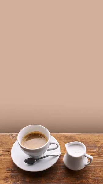 Caffè con latte in tazza di ceramica con piccola brocca di latte su sfondo vecchio davanzale di legno — Foto Stock
