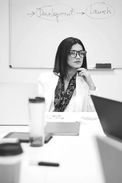 Pensativo mujer de negocios caucásica segura o gerente solo en la oficina moderna . —  Fotos de Stock