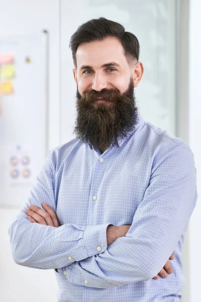 Портрет счастливого улыбающегося бородатого старшего разработчика или менеджера в современном ИТ-офисе . — стоковое фото