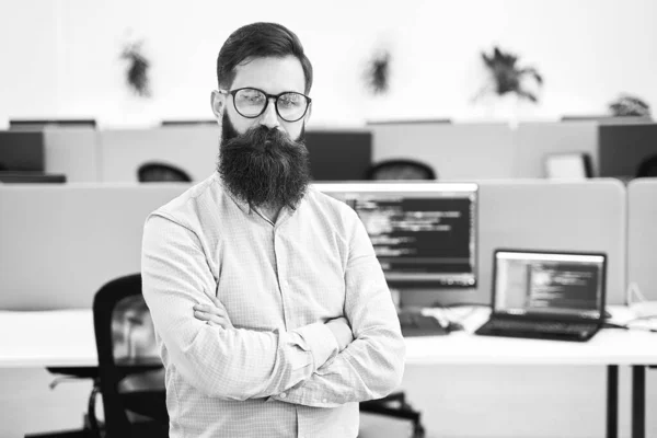 胸に手を交差ITオフィスに立つ自信のあるコンピュータプログラマー開発者は、ソフトウェア開発会社やスタートアップのプロジェクトに取り組んでいます。黒と白で. — ストック写真