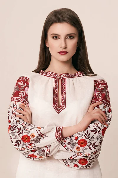 年轻美丽的黑发女孩穿着华丽的民族风格绣花衬衫，现代衍生自传统的乌克兰vyshyvanka设计。工作室里的时装模特. — 图库照片