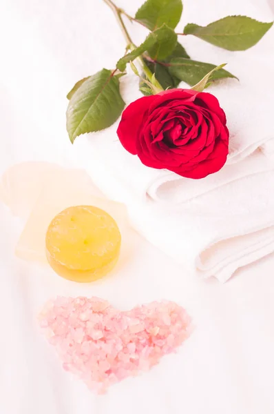 Romantica Vacanza Spa Con Sali Bagno Forma Cuore Rosa Vicino — Foto Stock