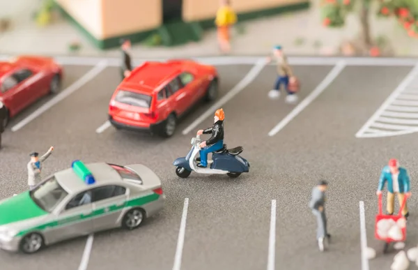 修理の道路上のトラフィックを制御する警官 — ストック写真