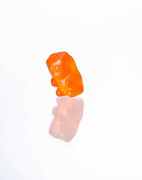 Bliska Ogląda Odbicie Białym Tle Pomarańczowy Gummy Bear — Zdjęcie stockowe