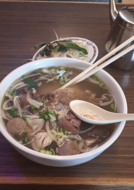 Japon miso çorbası masanın üzerinde beyaz bir kase. Üstten yatay görünüm