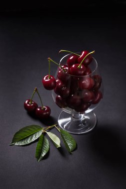 Kiraz koyu arka plan, düşük ışık, sanat cam.