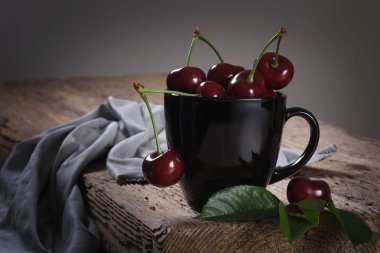 Sulu, Kırmızı Kiraz ahşap tahta üzerinde Kupası.