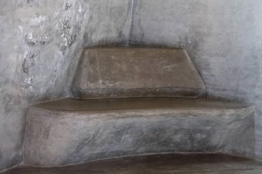 Mimari detay. Köşe basit tezgah kilden yapılmış, kilisede antika mobilya.