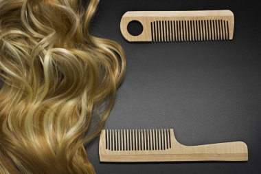 Koyu bir arka plan üzerinde profesyonel kuaför seti, üst görünümü.