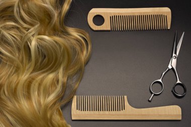 Koyu bir arka plan üzerinde ayarlanmış kuaförlük, metin için yer.