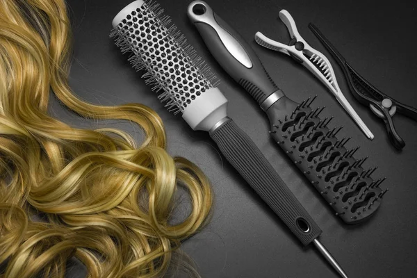 Koyu bir arka plan üzerinde profesyonel kuaför seti, üst görünümü.