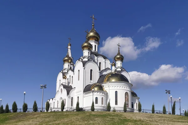 Snow-white Church in the maiden monastery. Orthodoxy in Russia — Stock Photo, Image