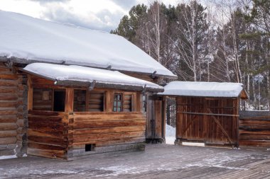 Kışın eski köylü çiftliği.