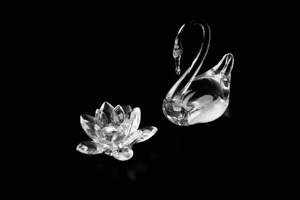 Statuette aus Kristall Schwan und Glas Lotusblume. — Stockfoto