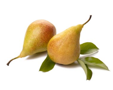 Beyaz arka planda yeşil yapraklı iki olgun armut.