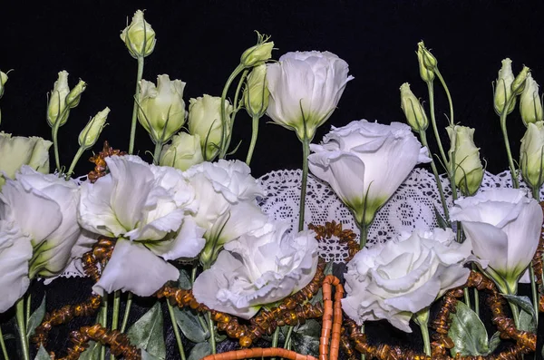 Weiße Blüten Von Lisianthus Mit Roten Korallen Und Bernsteinperlen Auf — Stockfoto