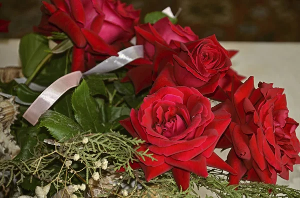 ユーカリ小枝 サテン ラッピングボックス赤いバラの花束 — ストック写真