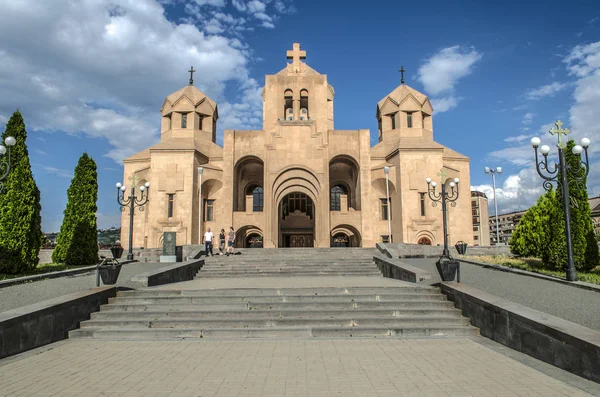 Ερεβάν Αρμενία Ιουνίου 2018 Δρομάκι Κυπαρίσσια Και Σκάλες Που Οδηγούν — Φωτογραφία Αρχείου