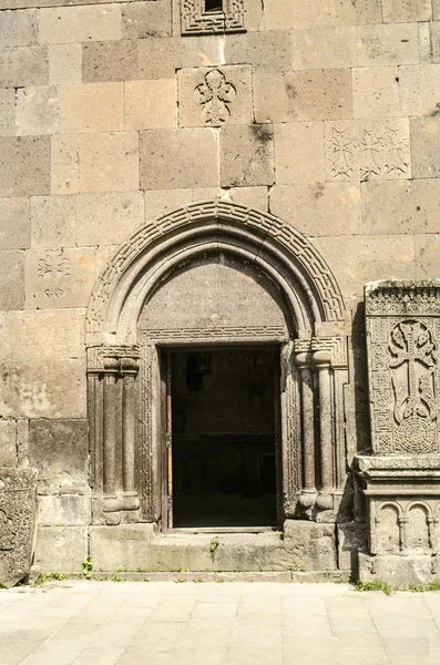 Bejárat a templom Szent György, és az oszlopok, a kolostor, a Goshavank, közel a város Dilijan ovális mintás párkány — Stock Fotó