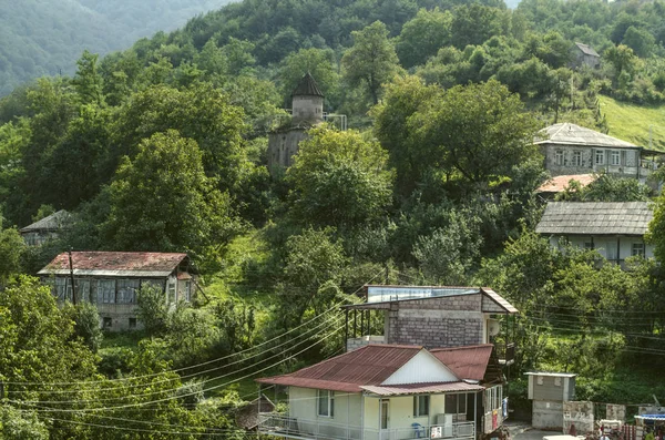 Pemandangan pegunungan ditutupi dengan hutan dan kapel St. Sarkis di desa gosh, terletak di dekat kota Dilijan — Stok Foto