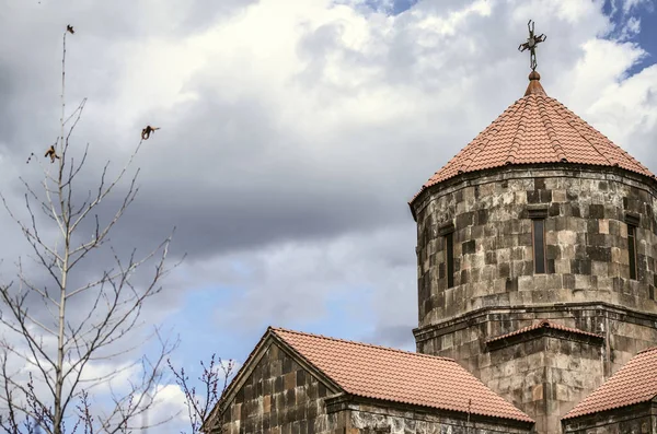 Ermenistan'ın başkenti banliyölerinde Kutsal Haç Kilisesi'nde sahte haç ile kırmızı fayans kaplı bir şemsiye şeklinde kubbe üzerinde fırtına bulutları — Stok fotoğraf
