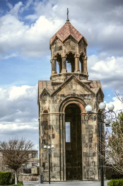 Klocktornet med en kupol är täckt med röda kakel och en vacker lykta nära heliga korsets kyrka — Stockfoto