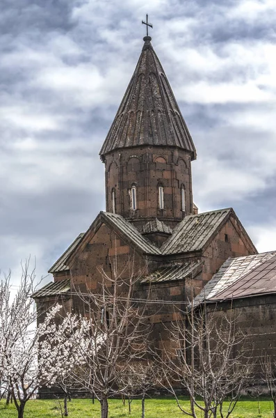 Taman dan Gereja St Marine di antara pohon aprikot berbunga di kota Ashtarak — Stok Foto