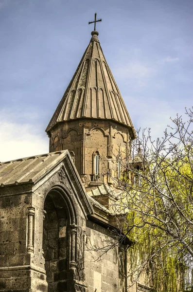 Cúpula y entrada lateral a la Iglesia de Santa Marina a través del Parque en Ashtarak —  Fotos de Stock