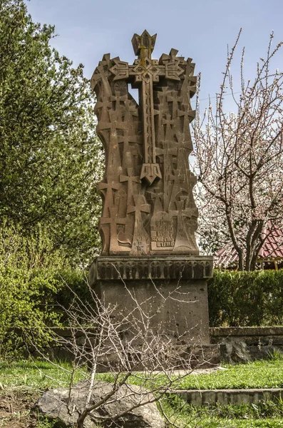 Сад и памятник скорби по погибшим у церкви Св. Марины Аштарак — стоковое фото