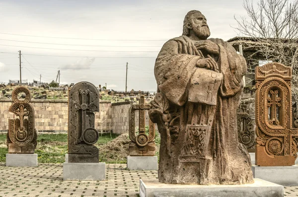 Vesnice Oshakan, Památník zakladatele Arménské abecedy St. Mesrop Mashtots na pozadí vytesaných kamenných písmen — Stock fotografie