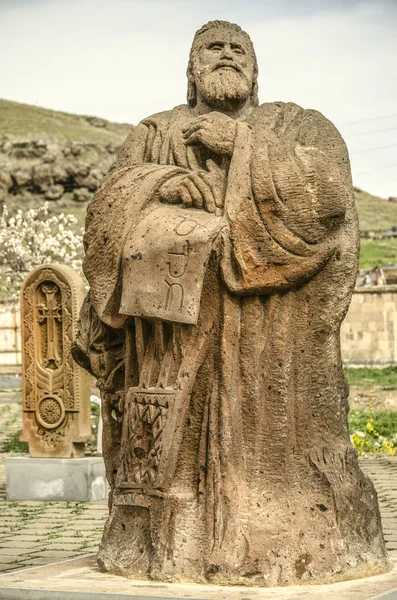 Ermeni alfabesinin kurucusu ve Oshakan köyünde İncil'in ilk çevirmenine taş heykel — Stok fotoğraf