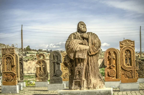 Το άγαλμα του μεσροπ Μάσκουου με λαξευμένα πέτρινα γράμματα του αρμενικού αλφαβήτου στο χωριό Οσακάν — Φωτογραφία Αρχείου