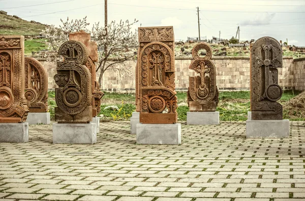 As letras do alfabeto armênio esculpidas de pedra, criado por Mesrop Mashtots com padrões populares na aldeia de Oshakan — Fotografia de Stock