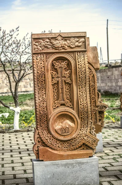 Oshakan köyünde Mesrop Mashtots tarafından oluşturulan Ermeni alfabesinin ilk harfi şeklinde süsler ile oyulmuş taş haç — Stok fotoğraf