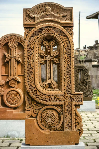 Cruz de pedra esculpida com ornamentos na forma da terceira letra do alfabeto armênio, criado por Mesrop Mashtots na aldeia de Oshakan — Fotografia de Stock