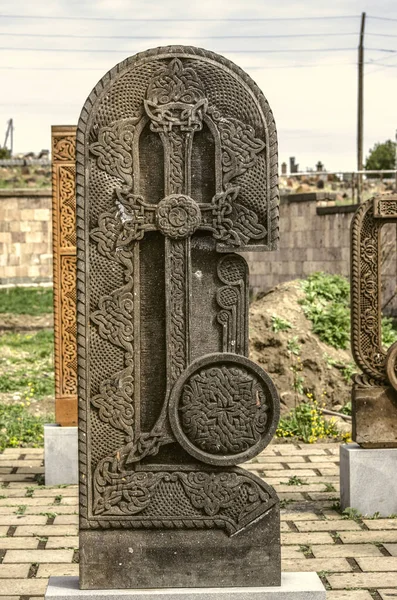 Oshakan köyünde Mesrop Mashtots tarafından oluşturulan Ermeni alfabesinin sekizinci harfi şeklinde süsler ile oyulmuş taş haç — Stok fotoğraf