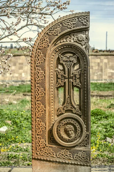 Cruz de pedra esculpida com ornamentos na forma da décima sexta letra do alfabeto armênio, criado por Mesrop Mashtots na aldeia de Oshakan — Fotografia de Stock