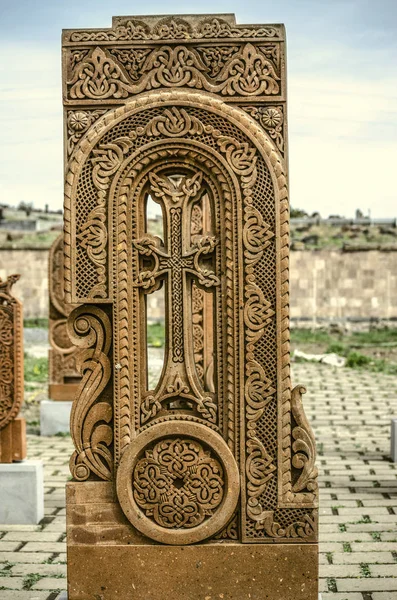 Cruz de pedra esculpida com ornamentos na forma da décima oitava letra do alfabeto armênio, criado por Mesrop Mashtots na aldeia de Oshakan — Fotografia de Stock