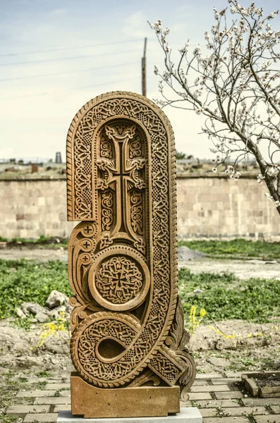 Cruz de pedra esculpida com ornamentos na forma da décima sétima letra do alfabeto armênio, criado por Mesrop Mashtots na aldeia de Oshakan — Fotografia de Stock