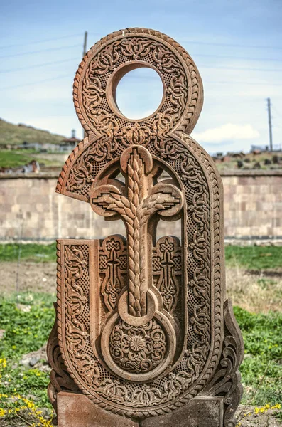 Cruz de pedra esculpida com ornamentos na forma da vigésima primeira letra do alfabeto armênio, criado por Mesrop Mashtots na aldeia de Oshakan — Fotografia de Stock